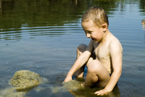 Junge im Fluss — Stockfoto