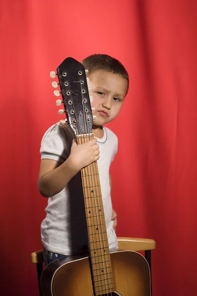 Pequeño estudiante de música tocando la guitarra — Foto de Stock