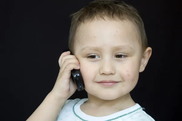 Liten pojke med telefon — Stockfoto