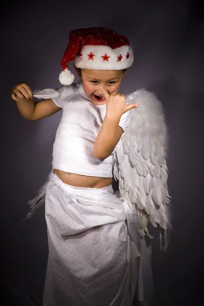 Menino anjo em chapéu de Natal — Fotografia de Stock