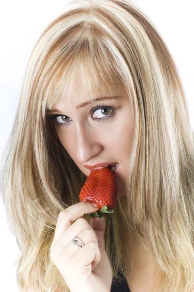Blondine mit Erdbeere isoliert auf Weiß — Stockfoto