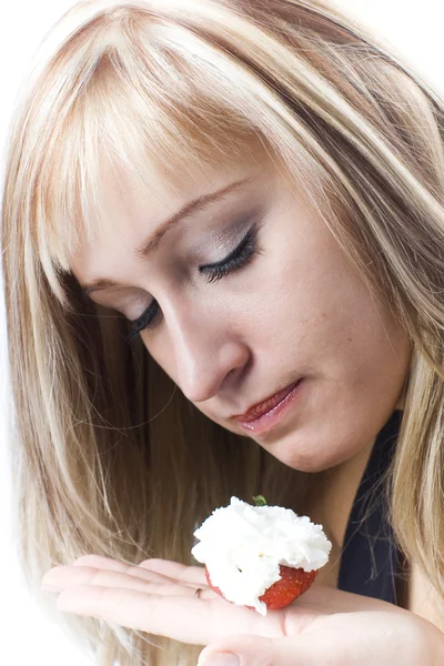 Blondýnka s jahodou izolovaných na bílém — Stock fotografie
