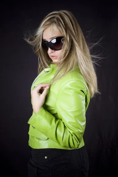 Blondynka w zielony skórzaną kurtkę i okulary — Zdjęcie stockowe