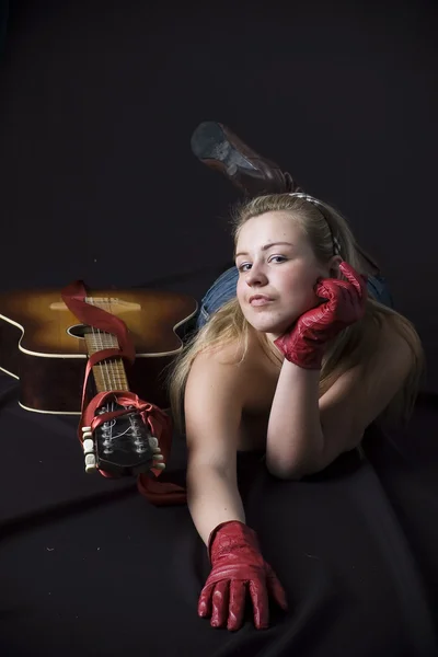 Schönes blondes Mädchen mit Gitarre — Stockfoto