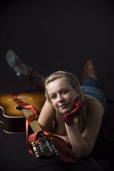 Krásná polonahá blonďatá dívka s kytarou — Stock fotografie
