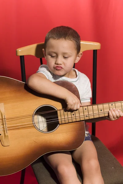 Kis zene diák gitározni — Stock Fotó