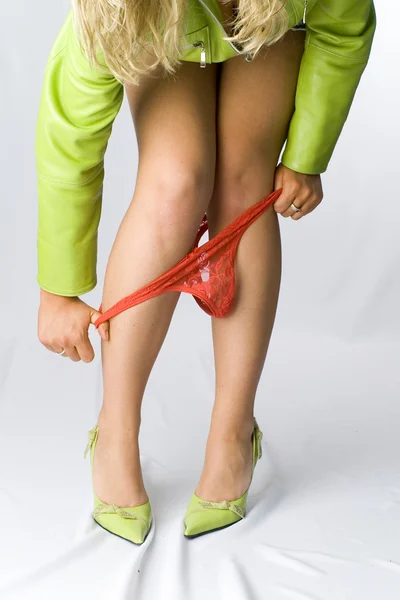 Pernas sensuais longas em saltos altos e calcinha para baixo — Fotografia de Stock