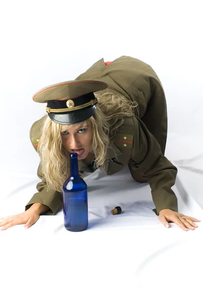 Blondýnka ve staré vojenské podobě s vintage láhev — Stock fotografie