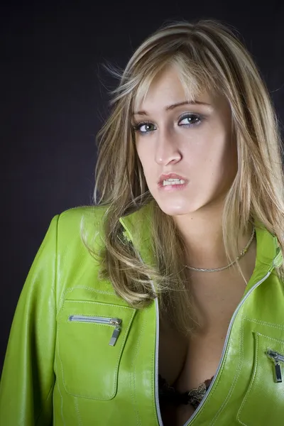 Rubia en chaqueta de cuero verde — Foto de Stock