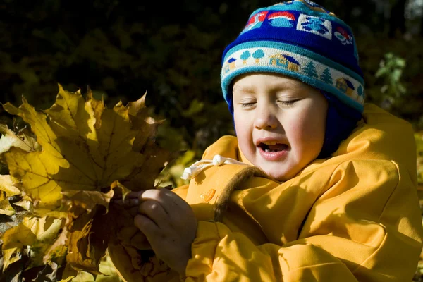 Niño relajante en otoño —  Fotos de Stock