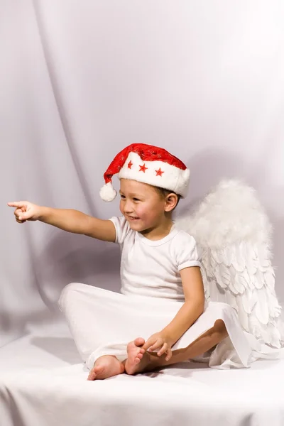 クリスマス帽子で小さな男の子天使 — ストック写真