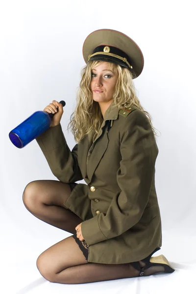 Rubia en forma militar antigua con botella vintage —  Fotos de Stock