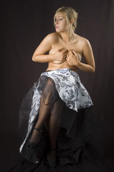 Oben-ohne-Blondine posiert im Studio vor schwarzem Hintergrund — Stockfoto