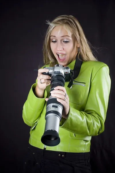 Blondynka z aparatu fotograficznego — Zdjęcie stockowe