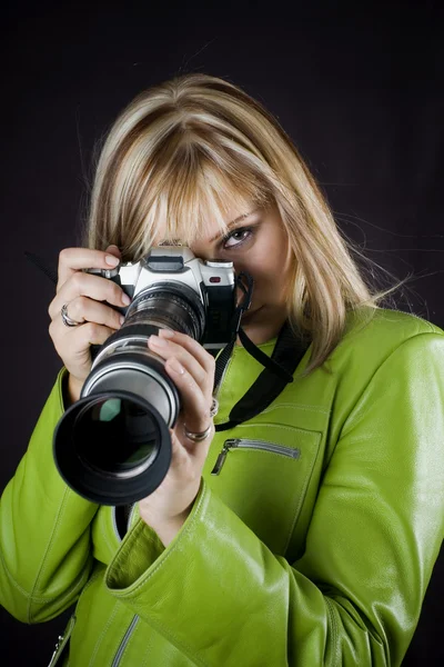 Blondine mit Fotokamera — Stockfoto