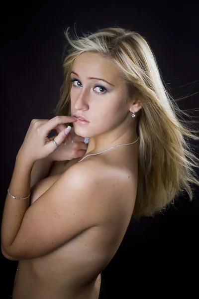 Polonahá blondýna pózuje ve studiu černém pozadí — Stock fotografie