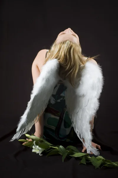 Anioł z madonna lily — Zdjęcie stockowe