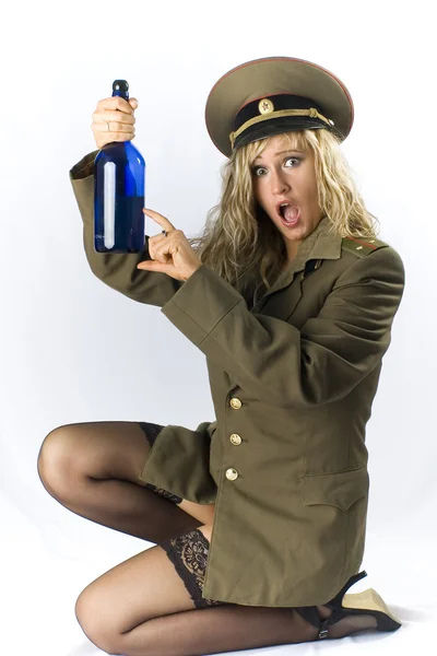 Blondine in alter militärischer Form mit Vintage-Flasche — Stockfoto