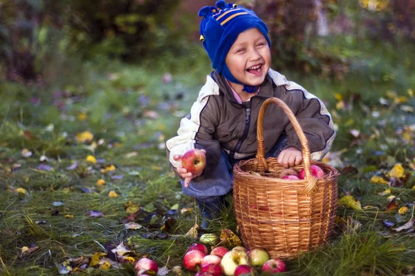 Junge mit Äpfeln — Stockfoto