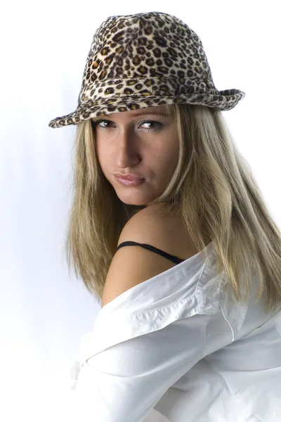 Bionda posa in studio su sfondo bianco con cappello — Foto Stock