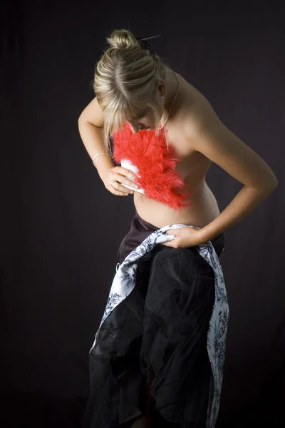 Oben-ohne-Blondine posiert im Studio vor schwarzem Hintergrund — Stockfoto