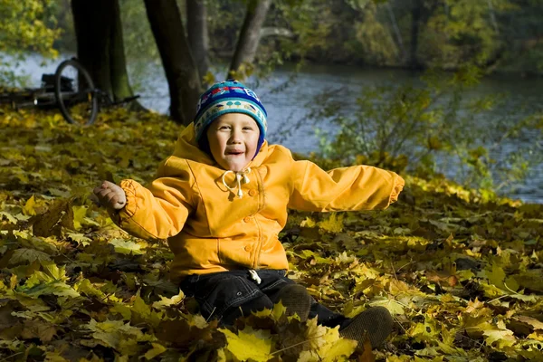 Хлопчик розслабляється восени — стокове фото