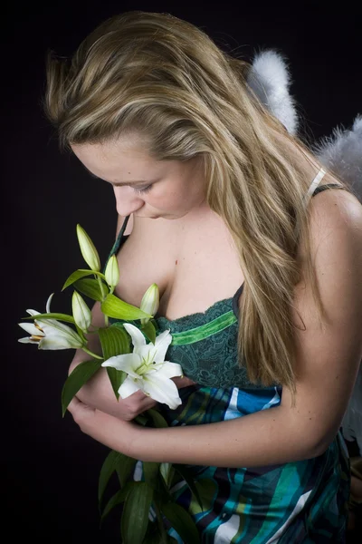 Ängel med madonna lily — Stockfoto