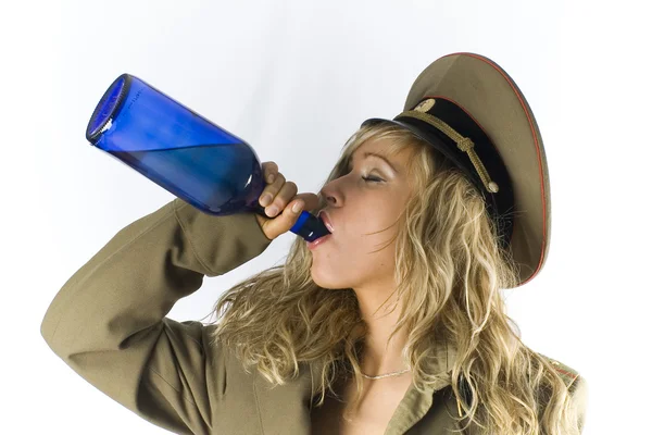 Loira em forma militar velha com garrafa vintage — Fotografia de Stock