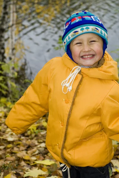 Pojke avkopplande i höst — Stockfoto