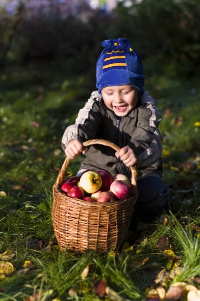 Pojke med äpplen — Stockfoto