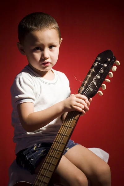 Pequeño estudiante de música tocando la guitarra — Foto de Stock