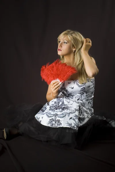 Блондинка позирует в студии на черном фоне — стоковое фото