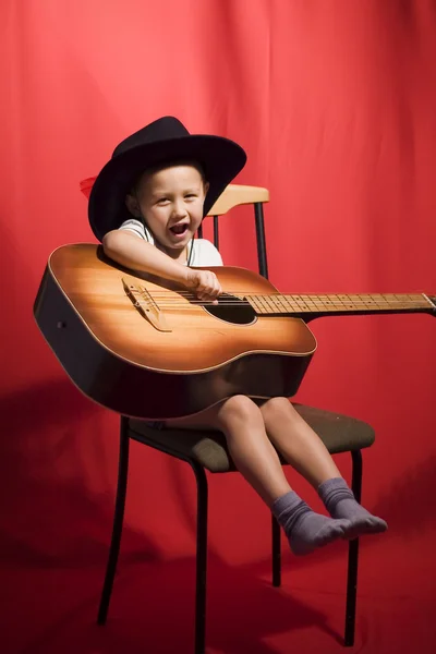 Kis zene diák gitározni — Stock Fotó