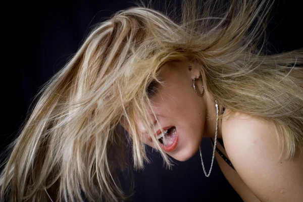 Blondýna pózuje a ventilátor fouká do tváře — Stock fotografie