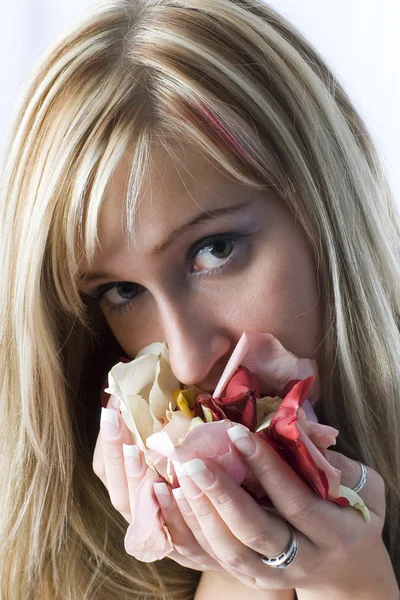 Schattig blondie met met rozenblaadjes — Stockfoto