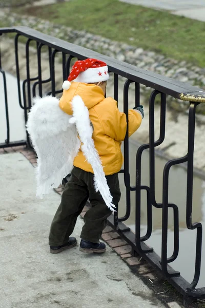 クリスマス帽子屋外で小さな男の子天使 — ストック写真