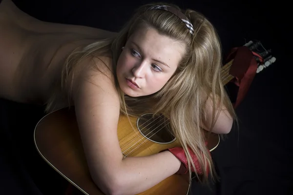 Bella ragazza bionda in topless con chitarra — Foto Stock