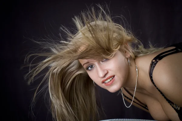 Rubia posando y ventilador sopla en su cara — Foto de Stock