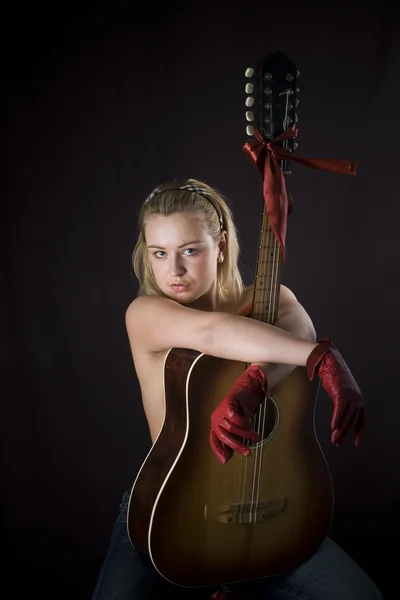 Schöne oben ohne blonde Mädchen mit Gitarre — Stockfoto