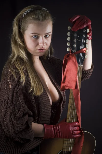 Prachtige blond meisje met gitaar — Stockfoto