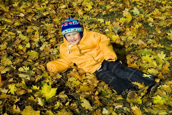 Хлопчик розслабляється восени — стокове фото