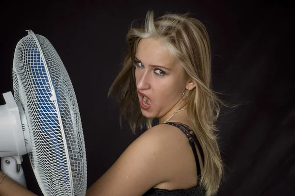 Loira com ventilador — Fotografia de Stock