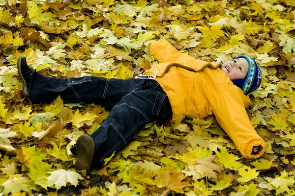 Junge entspannt sich im Herbst — Stockfoto