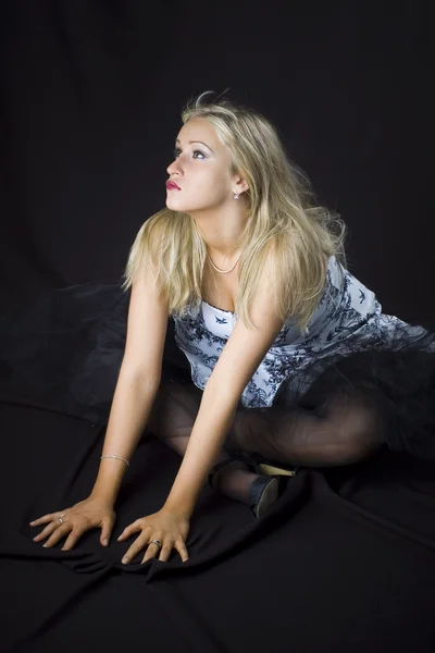 Rubia posando en estudio sobre fondo negro —  Fotos de Stock