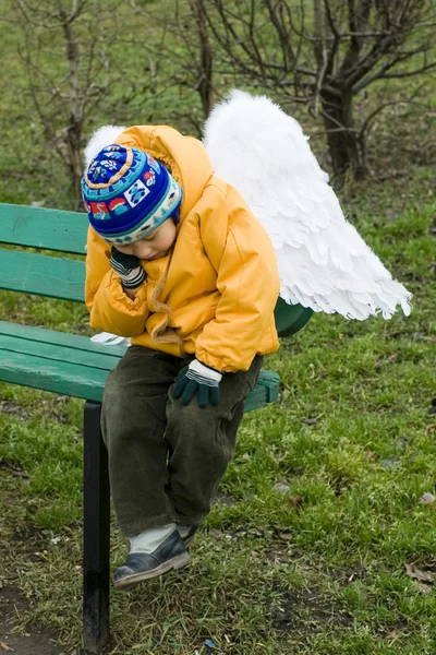 Liten pojke ängel utomhus — Stockfoto