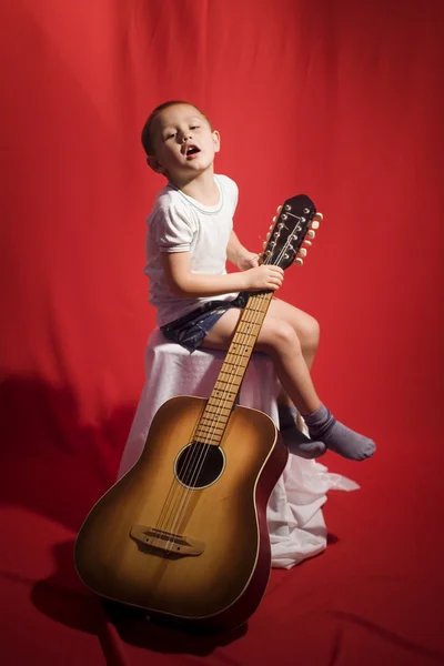 弹吉他的小小音乐学生 — 图库照片