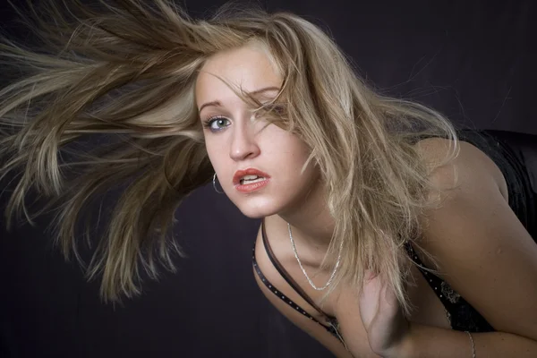 Blondýna pózuje a ventilátor fouká do tváře — Stock fotografie