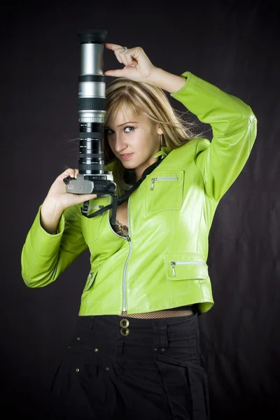 Blonde met fotocamera — Stockfoto