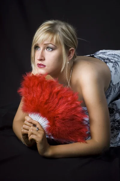 Blondine posiert im Studio vor schwarzem Hintergrund — Stockfoto