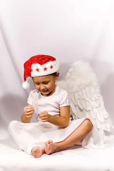 Petit ange garçon dans le chapeau de Noël — Photo